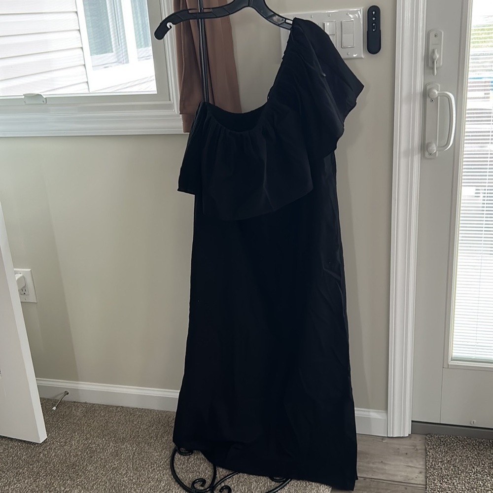 Black Florencia One Shoulder Dress
POMANDER PLACE - Picture 7 of 10